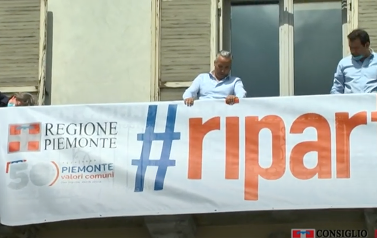 Fase 2: #RipartiPiemonte lo striscione sul palazzo della Giunta regionale