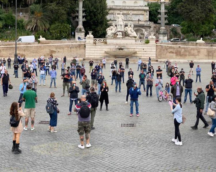 'Mascherine tricolori' in 80 piazze, a Roma bloccate da forze dell'ordine