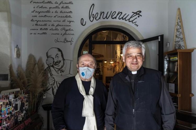 Lino Banfi dona 250 chili di orecchiette ai poveri del Papa