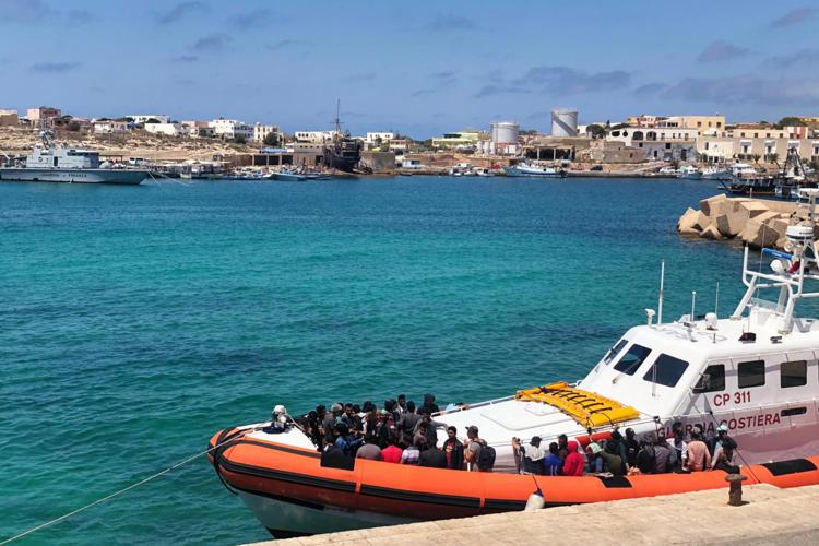 Lo sbarco dei migranti al Lampedusa