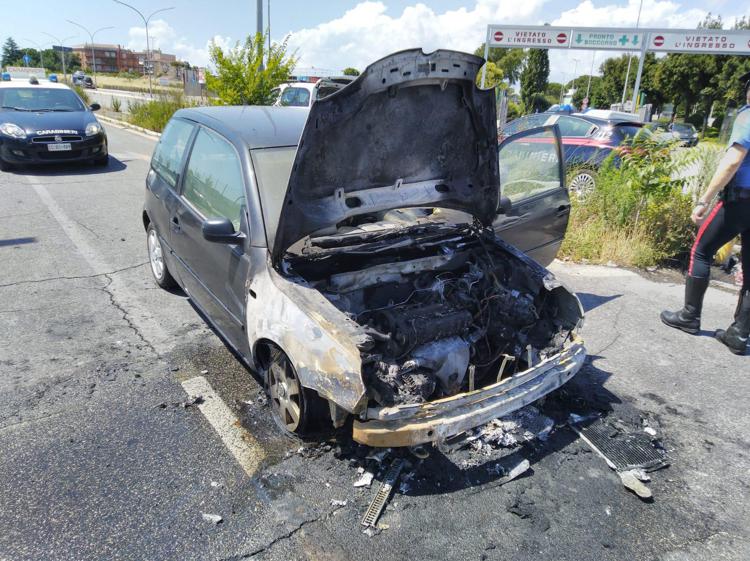 Roma, uomo sviene in auto in fiamme: salvato dai carabinieri