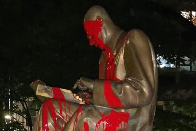 Milano, imbrattata la statua di Montanelli con la vernice rossa
