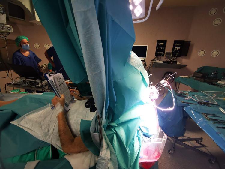 Paziente fa cruciverba durante operazione  - Ospedale L'Aquila