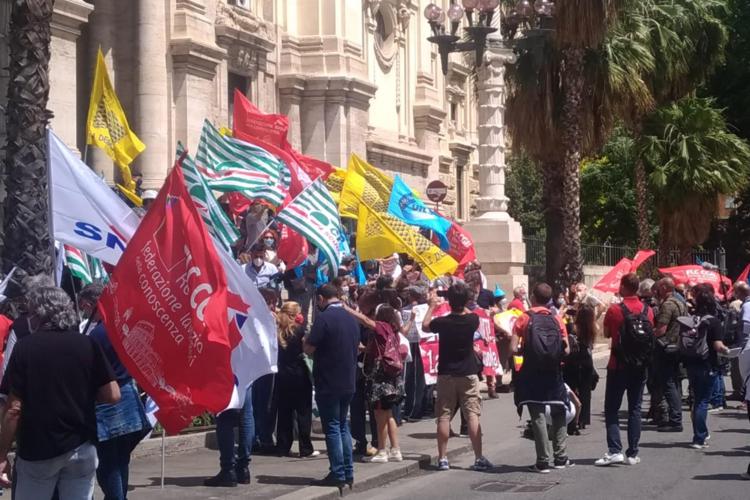Sciopero scuola, proteste e flashmob in tutta Italia