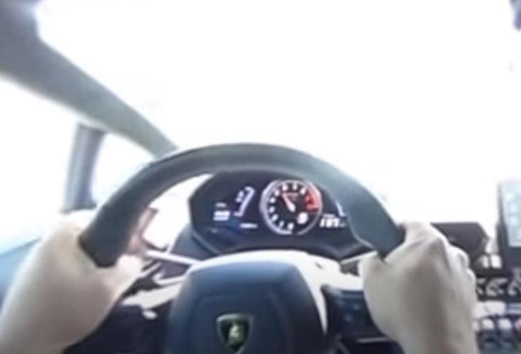 Un video per 'guidare' la Lamborghini Huracan della polizia