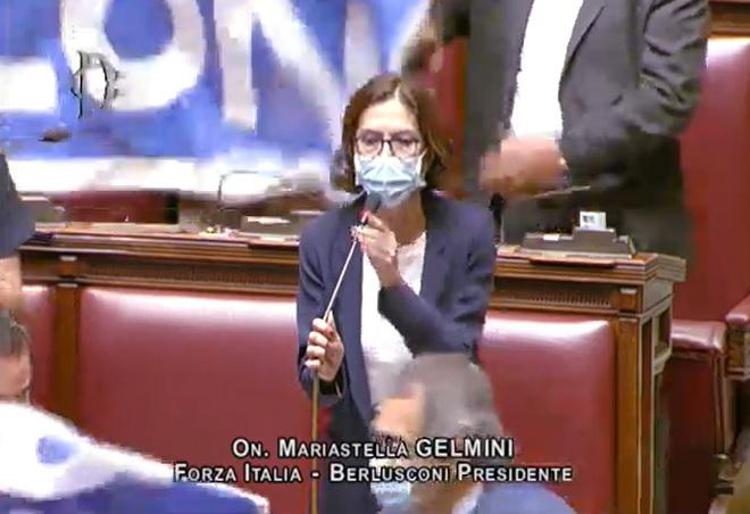 Striscione per Berlusconi alla Camera, seduta sospesa