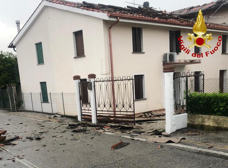 Bufera in provincia di Venezia, albero cade su casa di cura