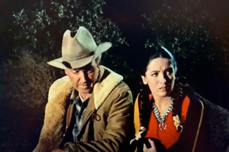 Linda Cristal e James Stewart in una scena di 'Cavalcarono insieme' 