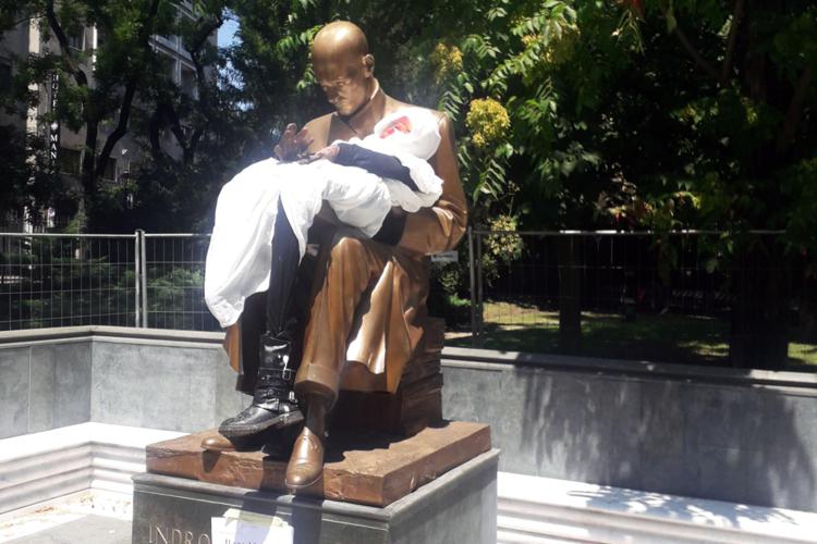 Statua Montanelli, nuovo blitz: attivista aggiunge bimba