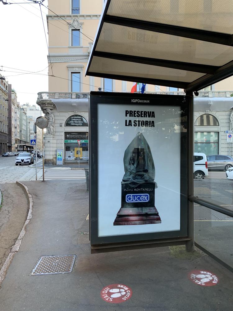 Milano, manifesto con statua Montanelli avvolta in preservativo