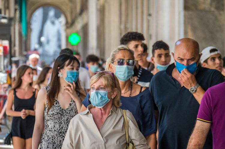 Milano. Persone indossano mascherina 