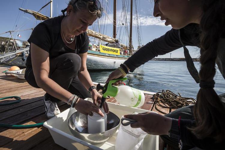 Greenpeace issa le vele, parte il tour 'Difendiamo il mare'