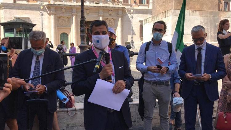 Un momento della manifestazione di oggi a Montecitorio 