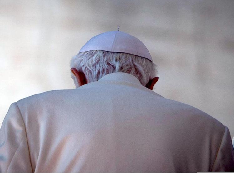 Ratzinger segue i funerali del fratello online