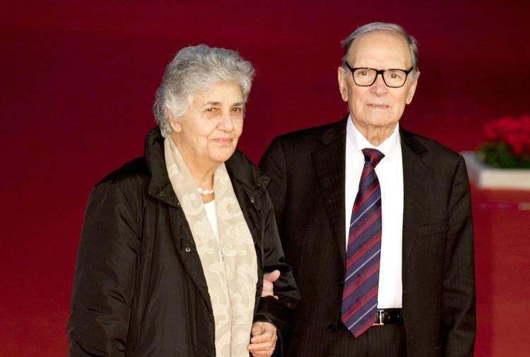 Ennio Morricone con la moglie Maria (Fotogramma)
