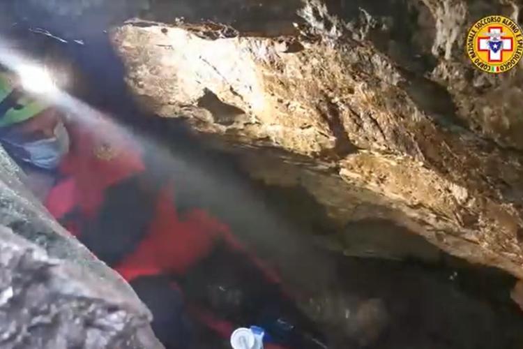 Speleologi bloccati in grotta: due in salvo, si cerca il terzo