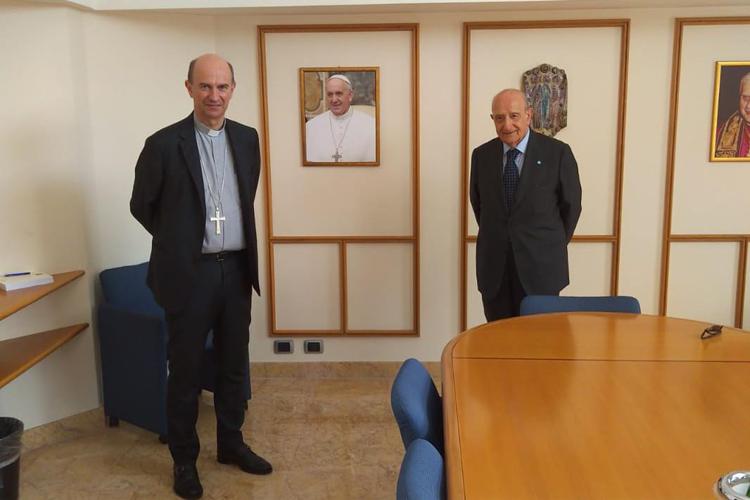 Nella foto per la firma del Protocollo il segretario generale della Cei, mons. Stefano Russo, e il presidente dell’Unicef Italia, Francesco Samengo 