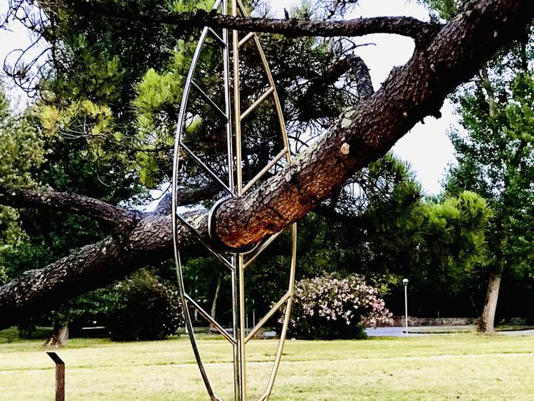 la scultura 'La Foglia': una foglia di ferro sorregge un albero piegato dal vento e destinato a cadere