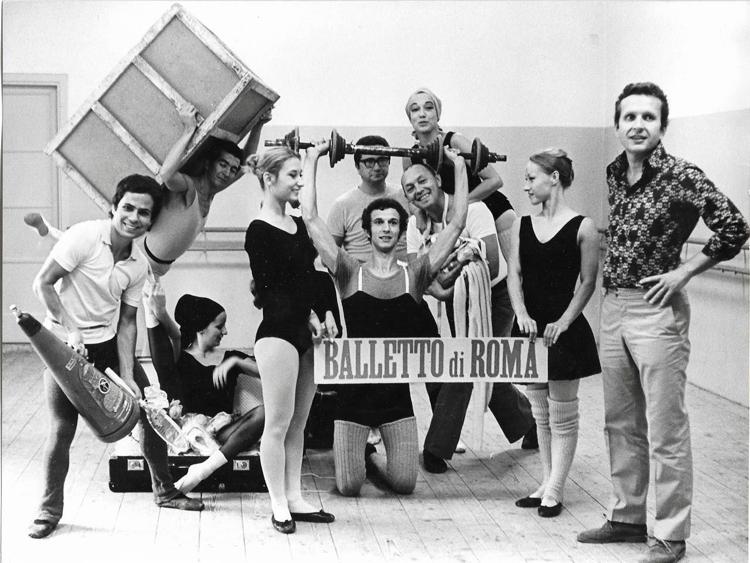 Una foto storica del Balletto di Romanegli anni '60 con i suoi fondatori, Franca Bartolomei e Walter Zappolini