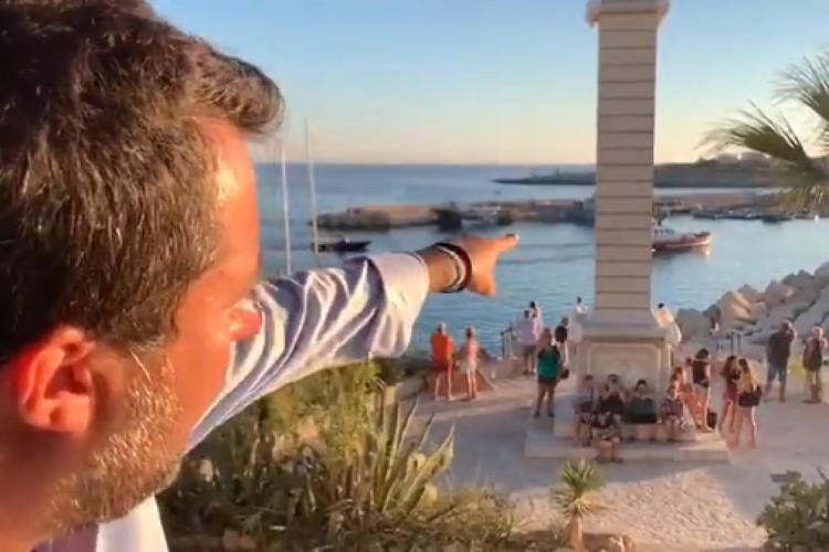 Lampedusa, Salvini riprende sbarco in diretta