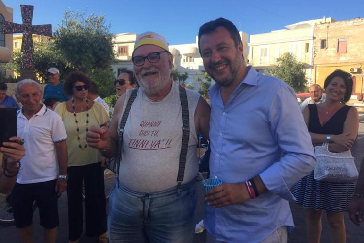Granita di gelsi, prodotti tipici e bagno di folla per Salvini a Lampedusa