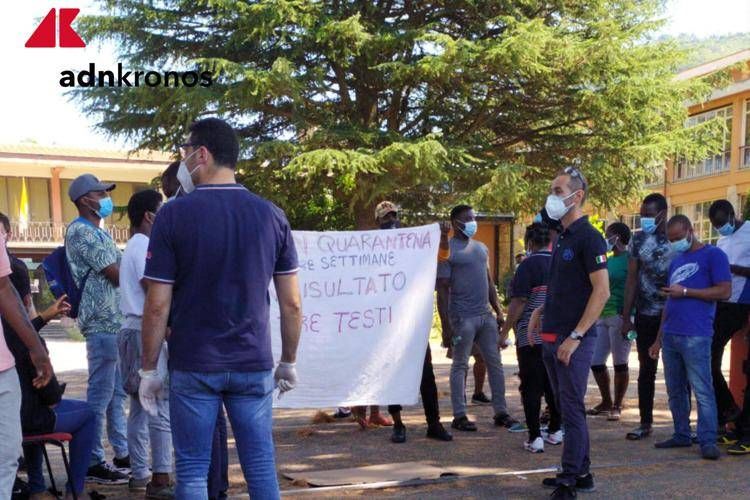 Rocca di Papa, protesta migranti: chiedono esito tampone