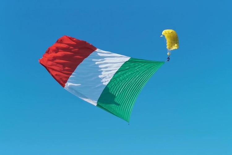 Meloni 'lancia' Acquaroli, paracadute con Tricolore e slogan Fdi