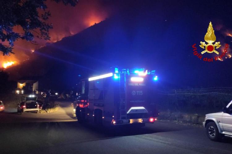 Catania, fiamme sul monte Gorna: evacuate abitazioni