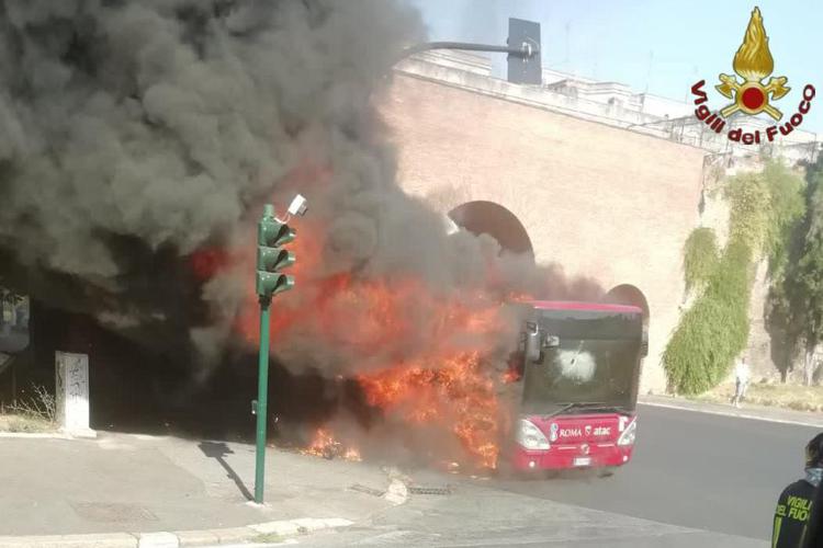Roma, ancora due bus in fiamme