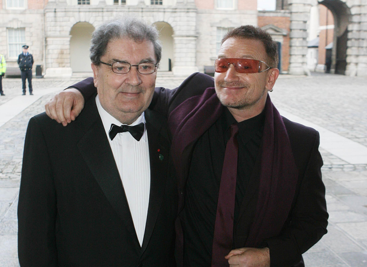 John Hume con Bono Vox (Fotogramma)