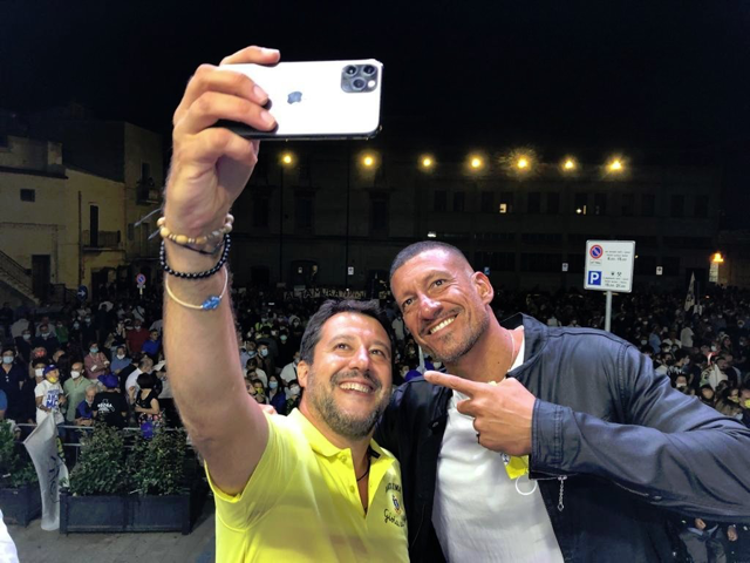 Salvini 'alza' per Mastrangelo, il selfie accende Twitter