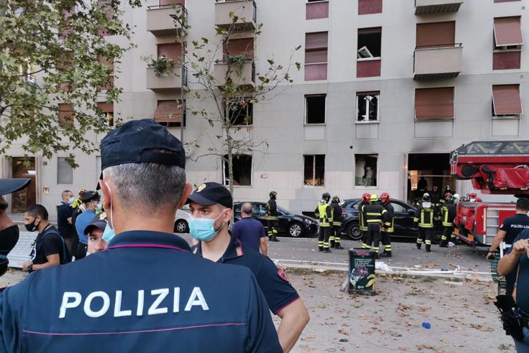 Esplosione in una palazzina a Milano