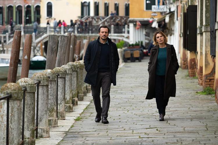 Venezia, Accorsi e Sansa tra amore e mistero per film chiusura