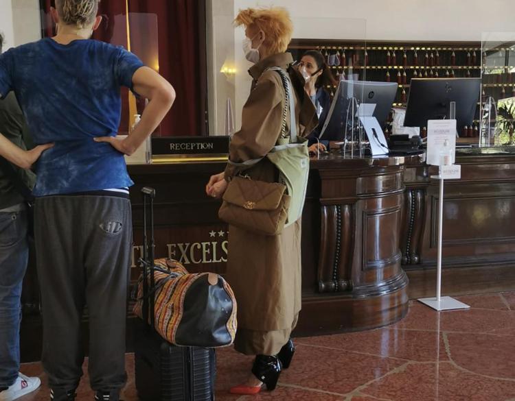 Tilda Swinton all'arrivo all'Hotel Excelsior del Lido (foto Adnkronos)