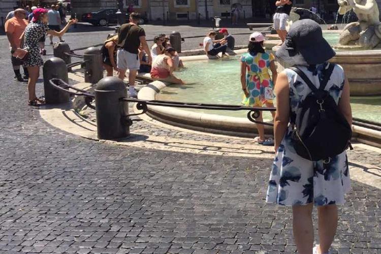 Roma, fanno il bagno nella fontana di piazza Navona: 600 euro di multa