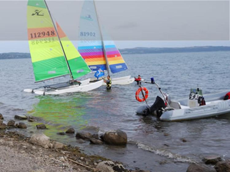 Sul lago di Bracciano raccolta in barca a vela, 10 anni di Ecovelaplay