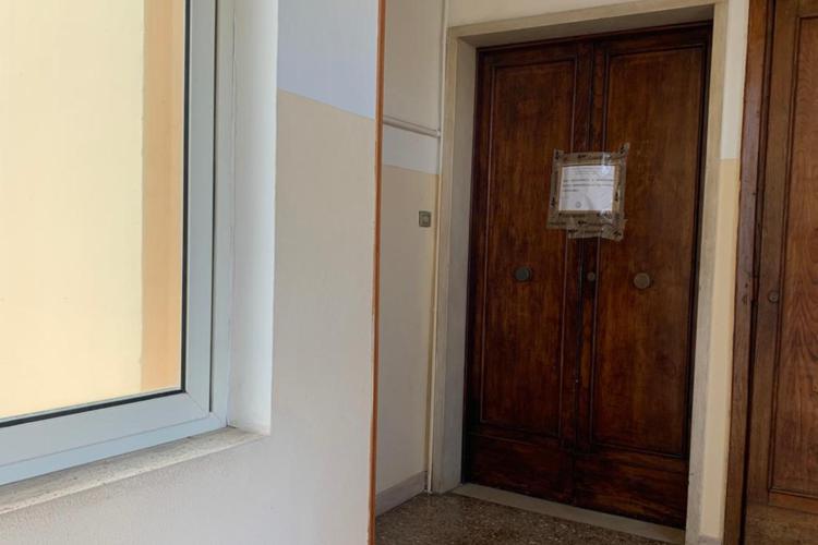 La porta dell'appartamento di Daniele De Santis (foto Adnkronos)