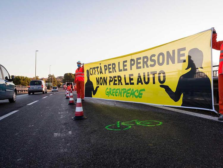 Greenpeace in azione a Roma per la mobilità sostenibile