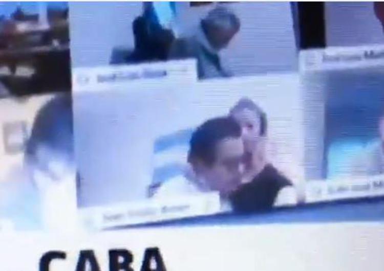 Deputato lascia webcam accesa: scena hot e dimissioni