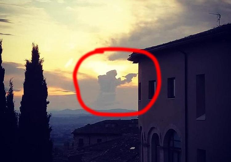 Assisi, San Francesco tra le nuvole: la foto che impazza sul web