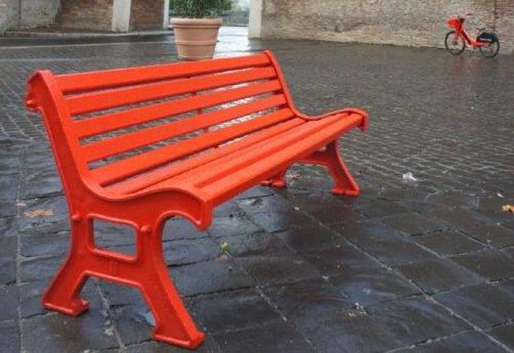 Roma, una panchina rossa per riscattare donne vittime di violenza