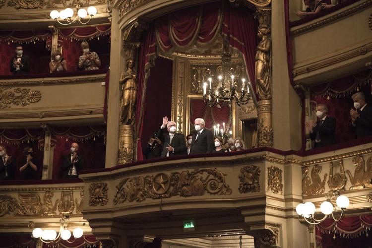 Mattarella e Steinmeier alla Scala, uscita fra gli applausi
