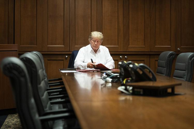 Nelle immagini della Casa Bianca, il presidente Trump al lavoro durante il ricovero al Walter Reed Medical Center