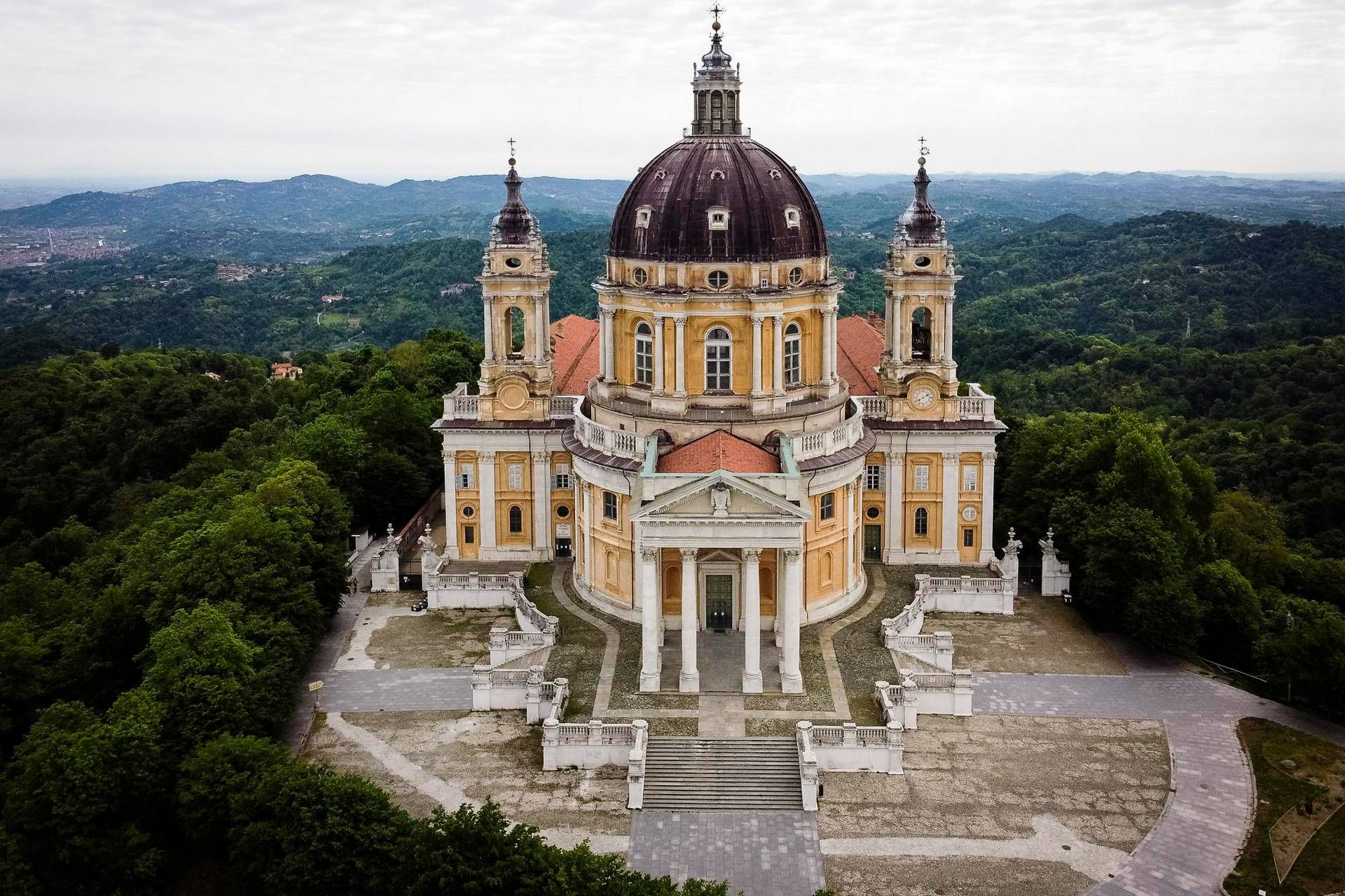 Torino, lastra di piombo pericolante su cupola basilica di Superga