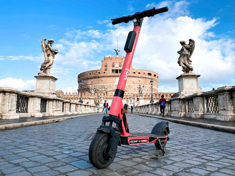 Monopattini a Roma, stop al parcheggio selvaggio: arriva l'app