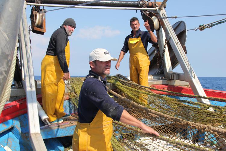 Rifiuti: pescatori pronti a pulire il mare, a Civitavecchia il progetto Uto