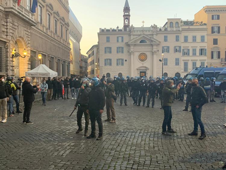 Mascherine Tricolori in piazza a Roma, tensioni a Campo de' Fiori