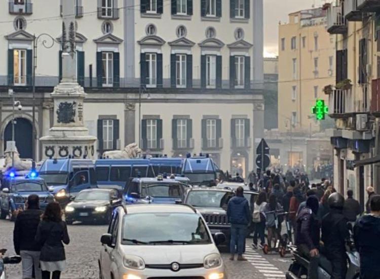 Napoli, ancora scontri tra manifestanti e forze dell'ordine