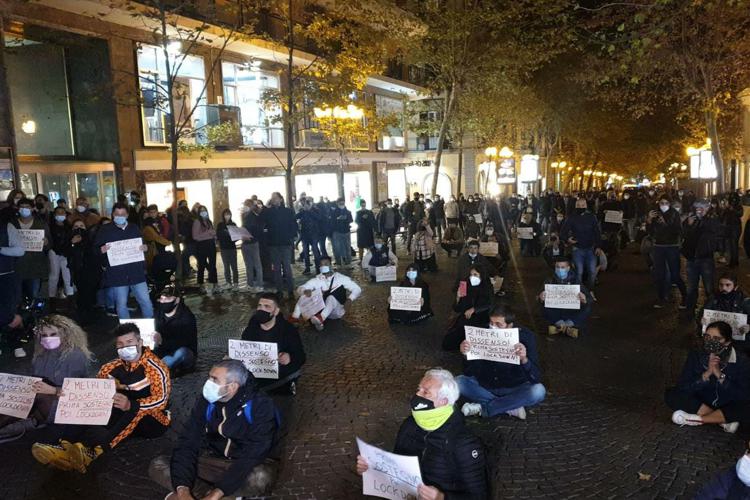 Proteste ieri sera a Salerno, manifestanti verso casa di De Luca