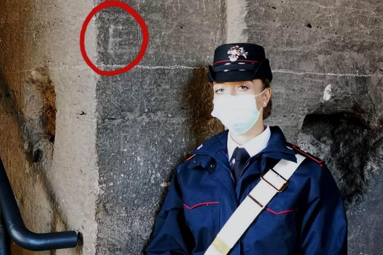 Roma, turista 14enne incide iniziale del nome sul Colosseo: denunciata